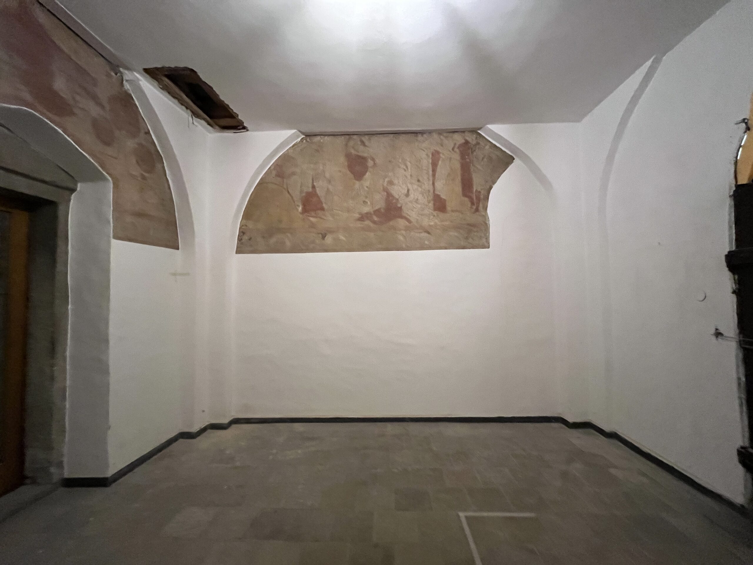 Innenraum der Galluskapelle mit Wandmalereien